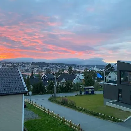 Charming With Terrace And Views Lägenhet Tromsdalen